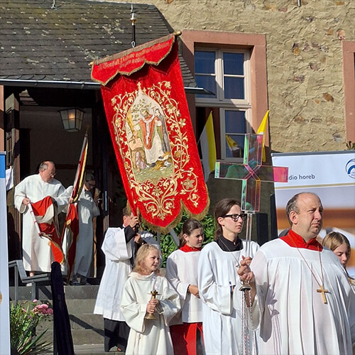 Vortragekreuz von Ludger Hinse vor der Wallfahrtskirche St. Hildegard, Eibingen 